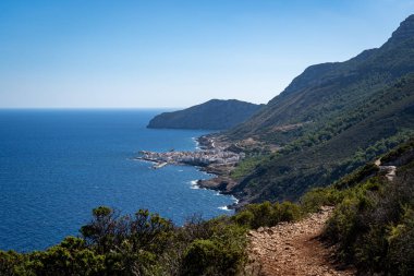 Marettimo İtalya (Sicilya) adasındaki muhteşem yürüyüş parkurlarından biri.)