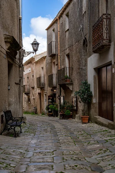 Erice İtalya 'nın güzel tepe köyü (Sicilya)