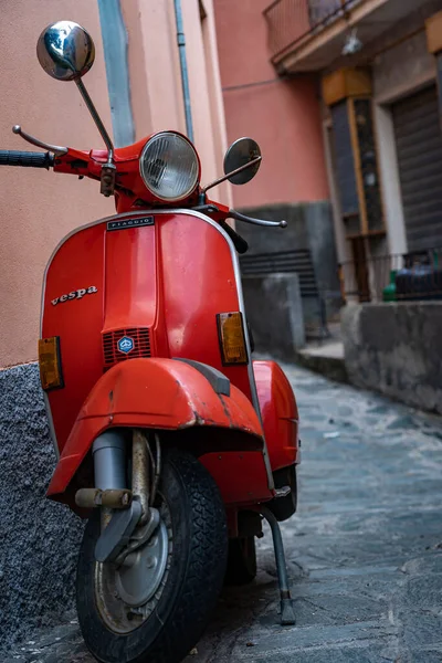 Castelmola İtalya 'da bir Vespa (Sicilya)