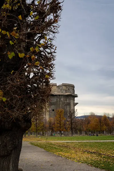 ウィーンのアウガルテン公園の素晴らしい戦争タワーを見るオーストリア — ストック写真