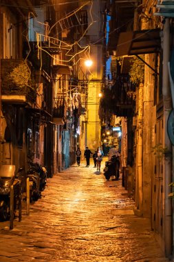 Napoli 'nin güzel şehrine gece vakti bir göz atalım.