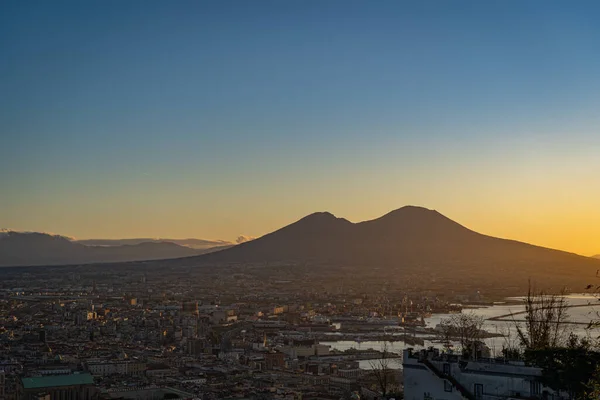 上からナポリイタリアの街を美しく見る — ストック写真