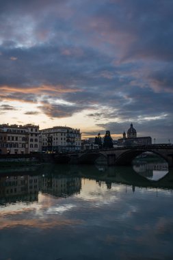 Floransa 'daki Arno Nehri boyunca