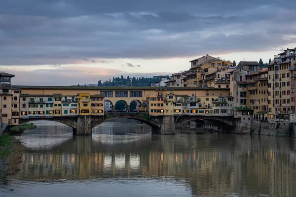 フィレンツェのアルノ川沿いイタリア — ストック写真