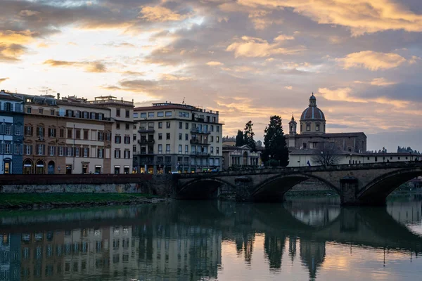 Wzdłuż Rzeki Arno Florencji Włochy — Zdjęcie stockowe