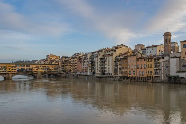 フィレンツェのアルノ川沿いイタリア — ストック写真