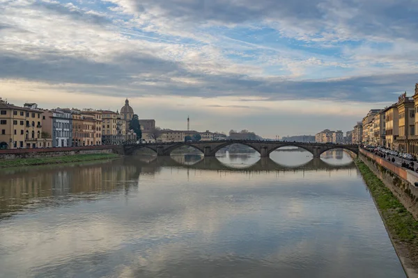 Κατά Μήκος Του Ποταμού Arno Στη Φλωρεντία Ιταλία — Φωτογραφία Αρχείου