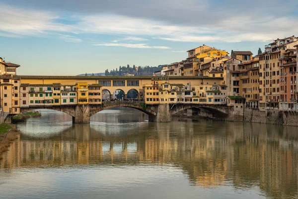 フィレンツェのアルノ川沿いイタリア — ストック写真