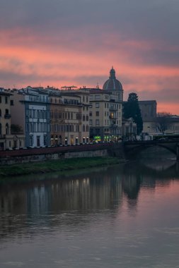 Floransa 'daki Arno Nehri boyunca