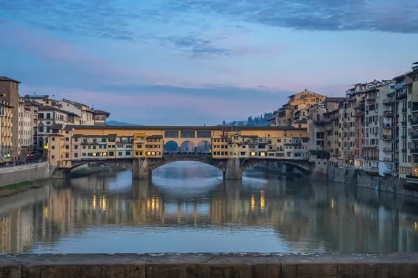 フィレンツェのアルノ川沿いイタリア — ストック写真