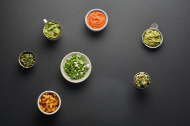Vejeteryan Sos, dips, salata ve ananas parçaları