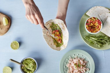 Vejetaryen döner yeşil sos, görsellliği, doğranmış mango ve str