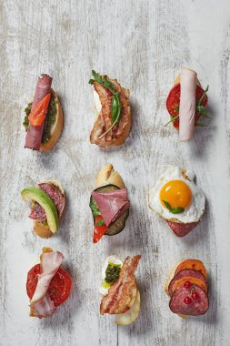 farklı Topingler ile açık yüzlü sandviç