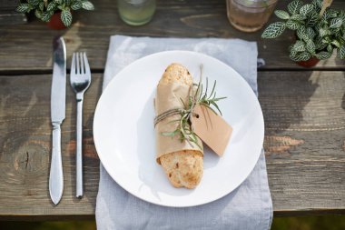 bir parşömen sarmalayıcı bir etiketi ile bağlı iştah açıcı kepekli ekmek