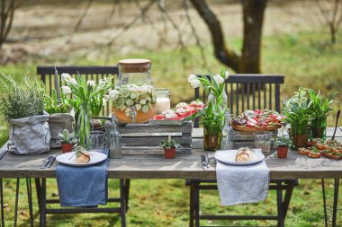 tost, ızgara et, kepekli ekmek, karpuz ile tablo koydu ve 