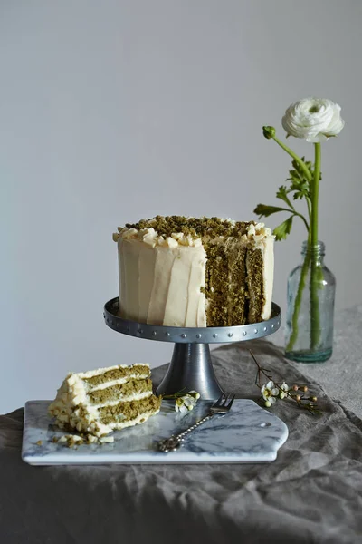 ナッツと地面のローズマリーで飾られた、cakestand のケーキ — ストック写真