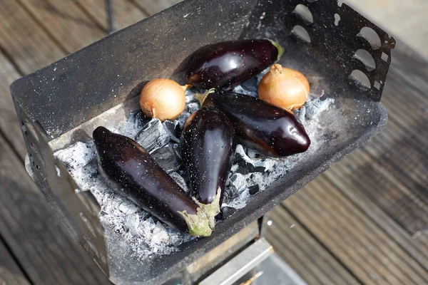 Melanzane e cipolle arrostite in un braciere — Foto Stock