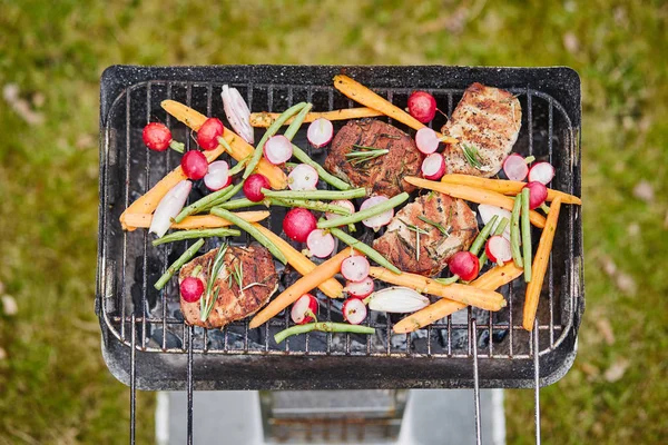 Gegrilltes Fleisch mit Gemüse — Stockfoto