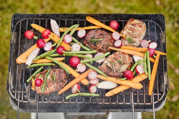 Grillat kött med grönsaker — Stockfoto