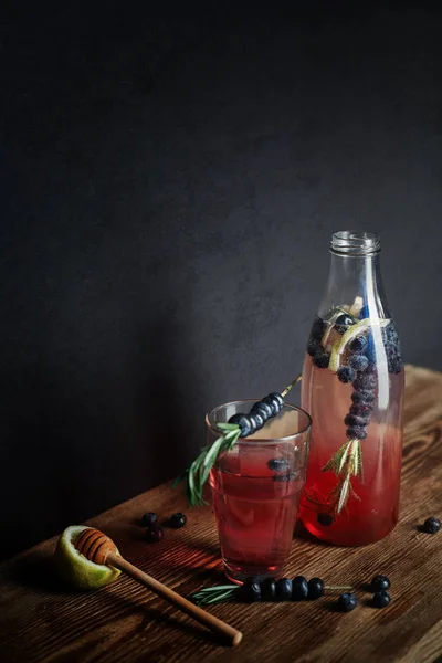 Uma garrafa cheia e um copo cheio de mirtilo e limão refrescante — Fotografia de Stock
