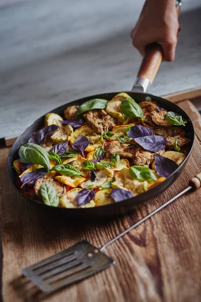 Salteado vegetariano decorado con hojas de albahaca —  Fotos de Stock