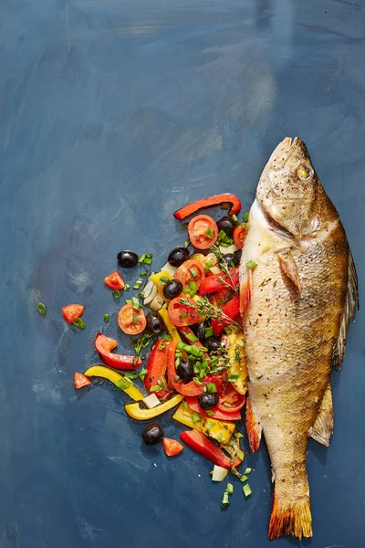 魚のまるごと焼き野菜の付け合わせ — ストック写真