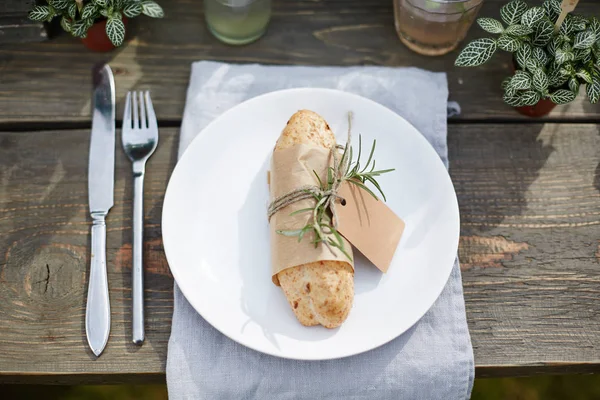 bir parşömen sarmalayıcı bir etiketi ile bağlı iştah açıcı kepekli ekmek