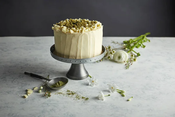 A round cake on the cakestand — Stock Photo, Image