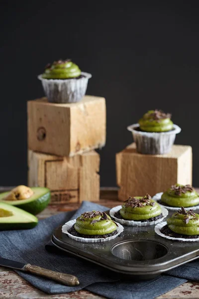 Cupcakes de chocolate com creme de abacate em cubos de madeira Fotografias De Stock Royalty-Free