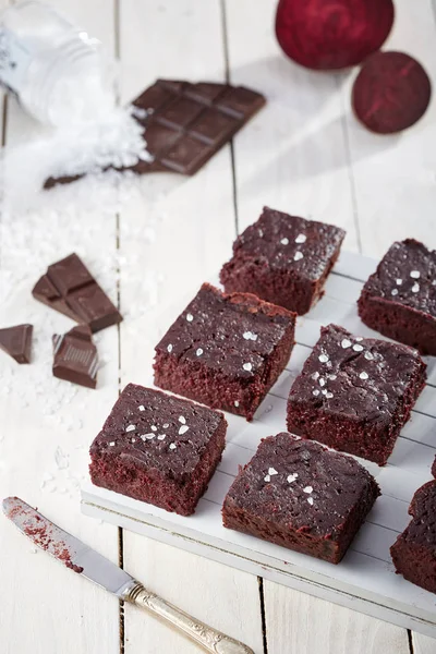 Brownies de chocolate decorados com cristais de sal Imagens Royalty-Free