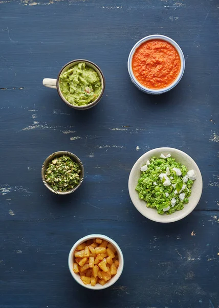 Molhos vegetarianos, saladas e pedaços de abacaxi Imagens Royalty-Free