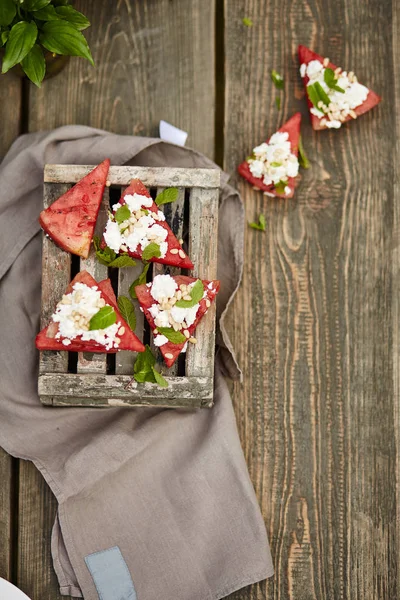 Fatias de melancia grelhadas com queijo cottage e feijão Imagem De Stock