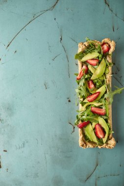 çilek, avokado ve roka Shot pasta gondol dolması