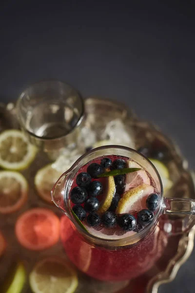 Refrescante bebida não alcoólica de mirtilo e limão — Fotografia de Stock