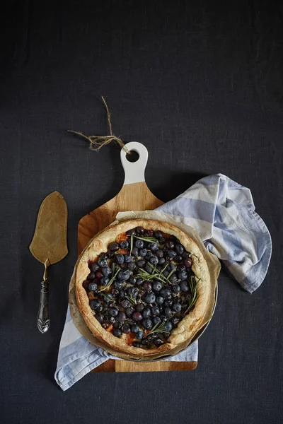 Open puff pie with bilberries on the wooden cutting board — Stock Photo, Image