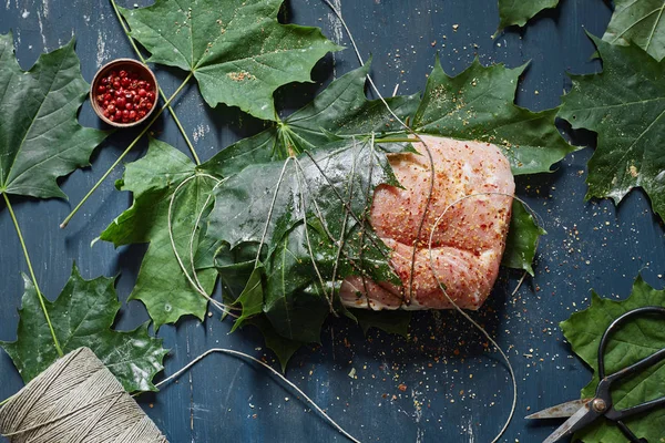 行の豚フィレ肉の結んだ緑色のカエデの葉ピンク pe でばらまかれました。 — ストック写真