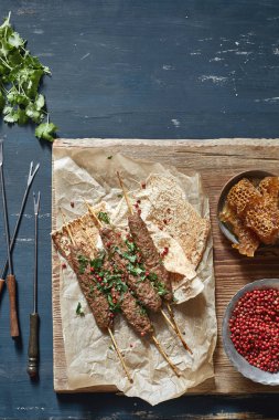kebap pide ekmek üzerinde bambu ahşap şişleri servis