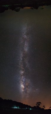 Panorama Samanyolu ve ağaç yapısı ile bulut. Uzun pozlama