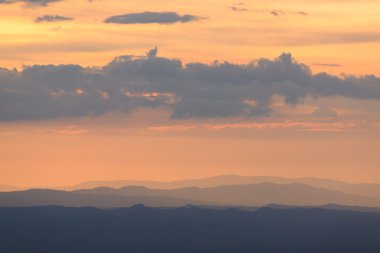 Manzara. Phu Hin Rong Kla Ulusal P günbatımında sırasında dağ