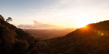 Manzara. Mae Hong Son, Thailand gün batımı sırasında dağ