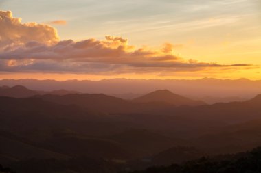 Manzara. Mae Hong Son, Thailand gün batımı sırasında dağ