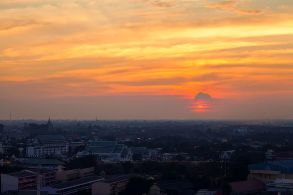 Zonsondergang in de stad van Phitsanulok, Thailand — Stockfoto