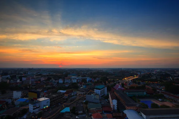 Zonsondergang in de stad van Phitsanulok, Thailand — Stockfoto