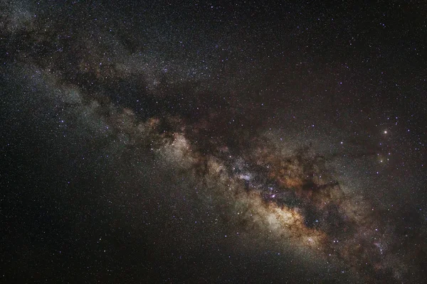 Caminho leitoso em um céu noturno, fotografia de exposição longa, com grão — Fotografia de Stock