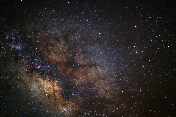 Galaxia de la Vía Láctea en un cielo nocturno, fotografía de larga exposición — Foto de Stock
