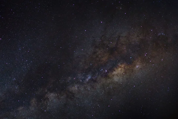 Caminho leitoso em um céu noturno, fotografia de exposição longa, com grão — Fotografia de Stock