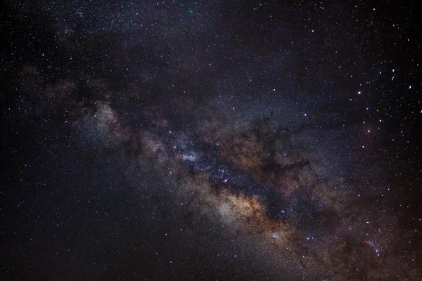Галактика Млечный Путь на ночном небе, фотография длительного пребывания — стоковое фото