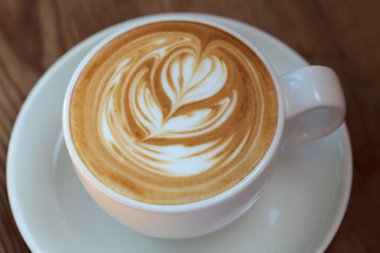 Latte sanat ahşap arka plan üzerinde kahve