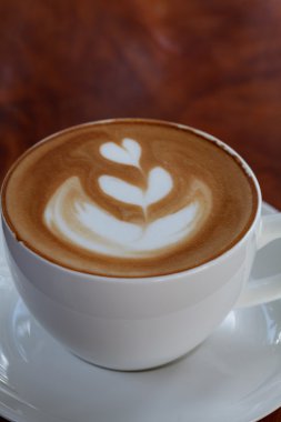 Latte sanat üzerinde ahşap masa kahve