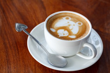 Latte sanat üzerinde ahşap masa kahve